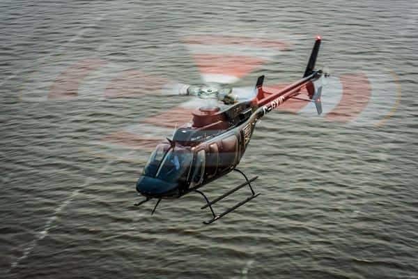 海上を飛行するBell 407ヘリコプター