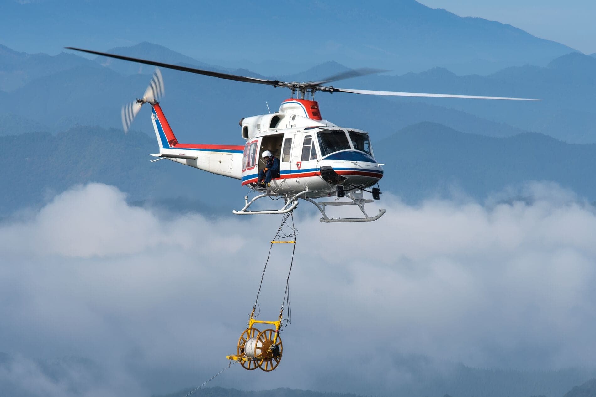 Bell 412 - 治安対応およびエネルギーヘリコプター、過酷な条件下で 