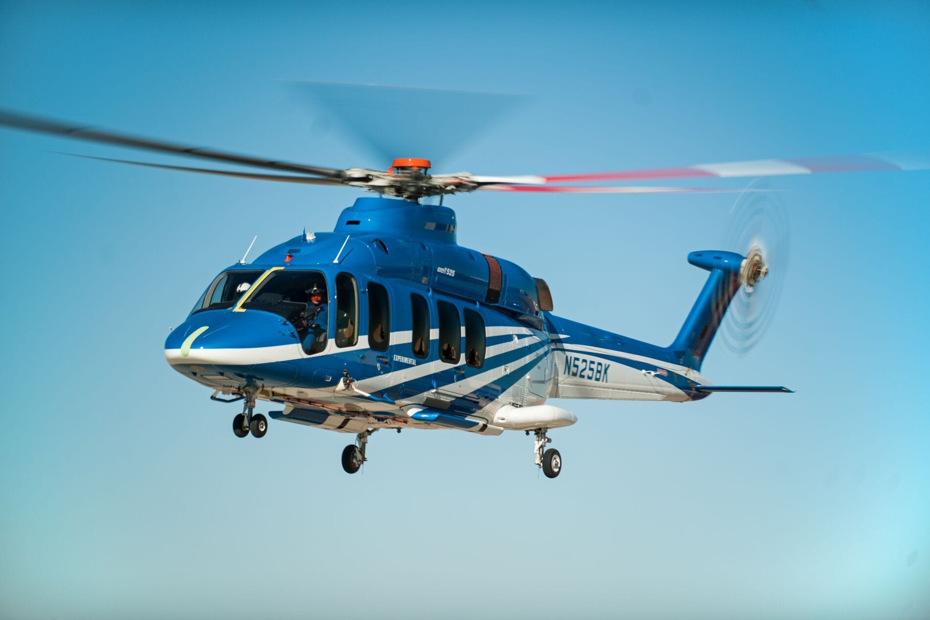 青空を背景に飛行中のBell 525