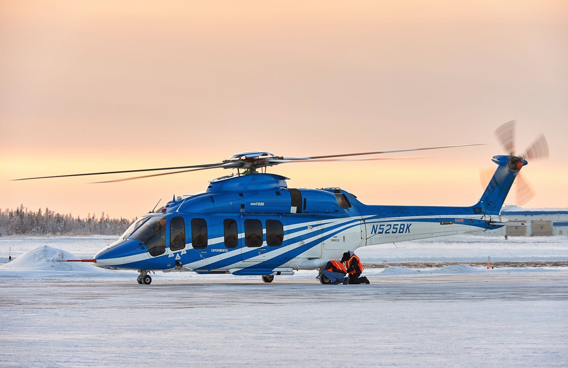 着陸した夕暮れ時のBell 525
