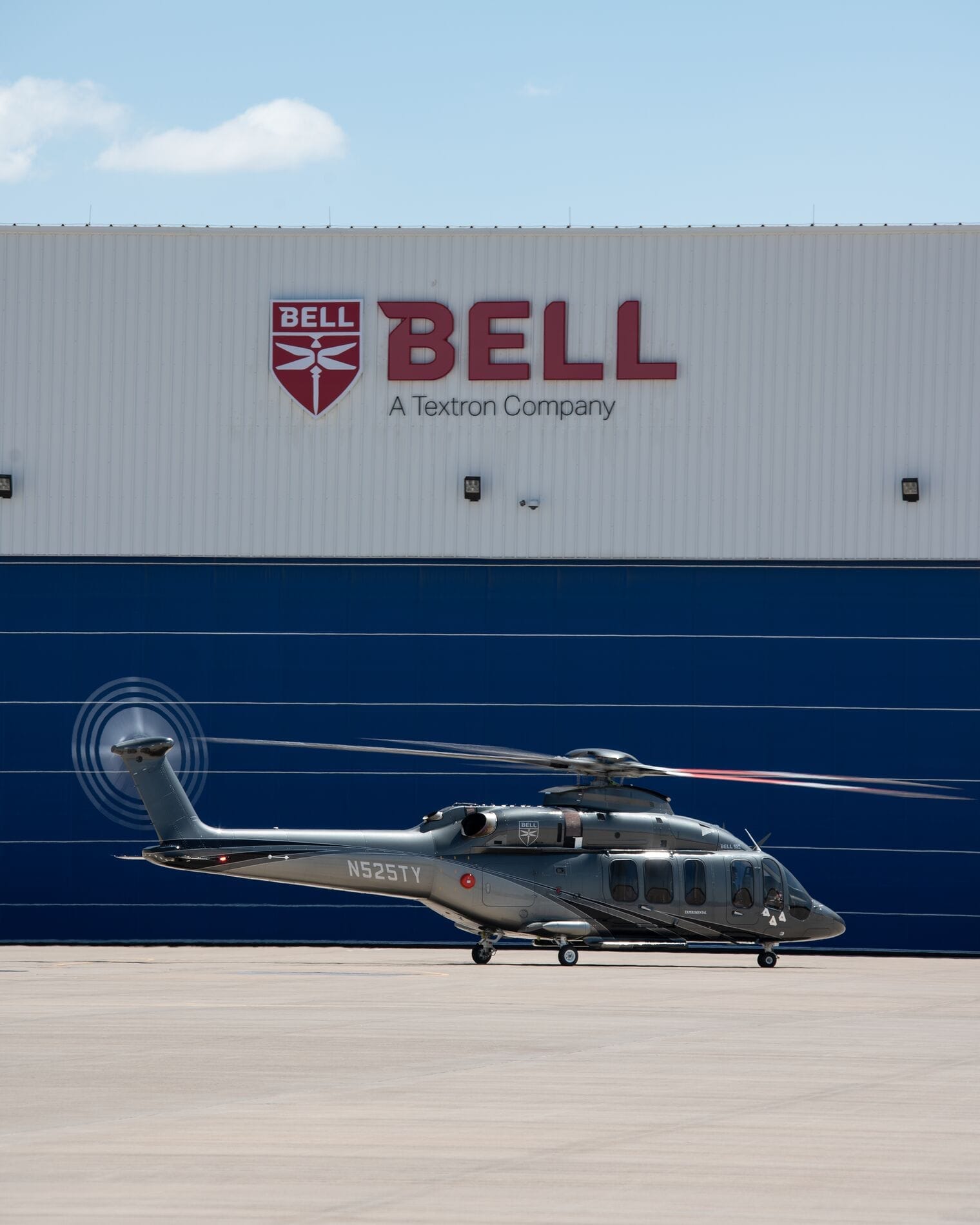 ベルで駐機しているBell 525