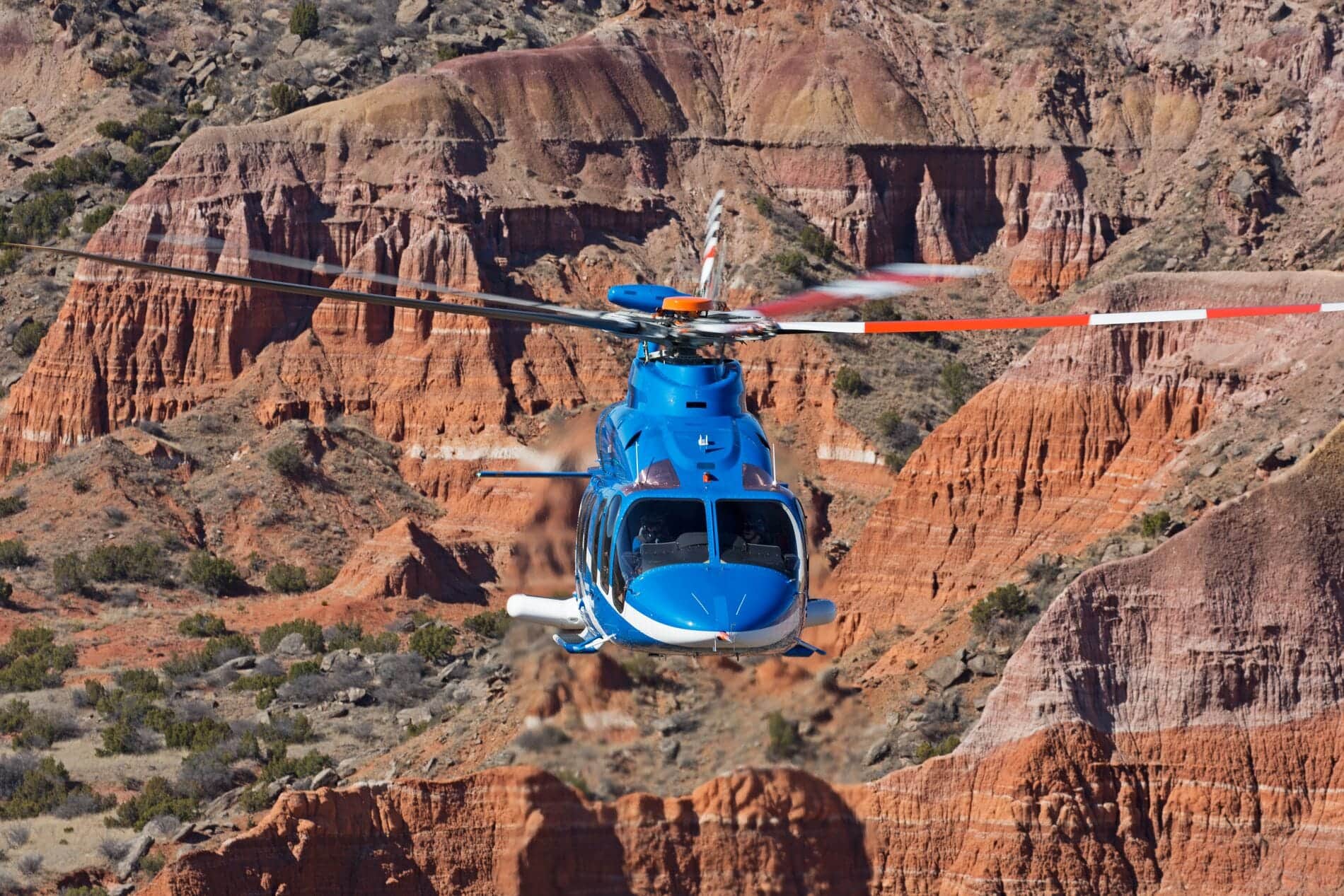 砂漠の山々の上空を飛行するBell 525