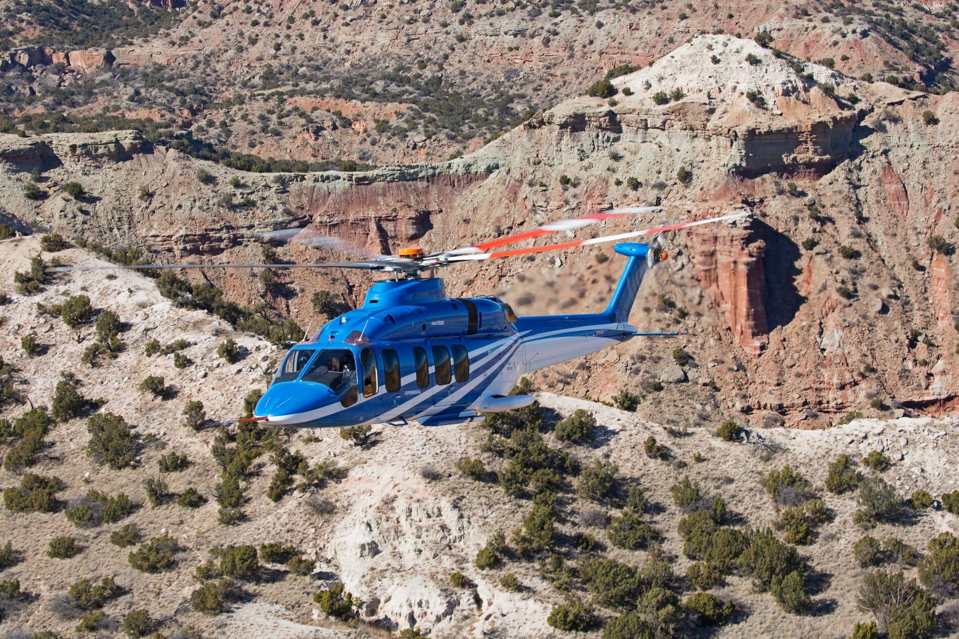 砂漠の山々の上空を飛行するBell 525 2 - Hero