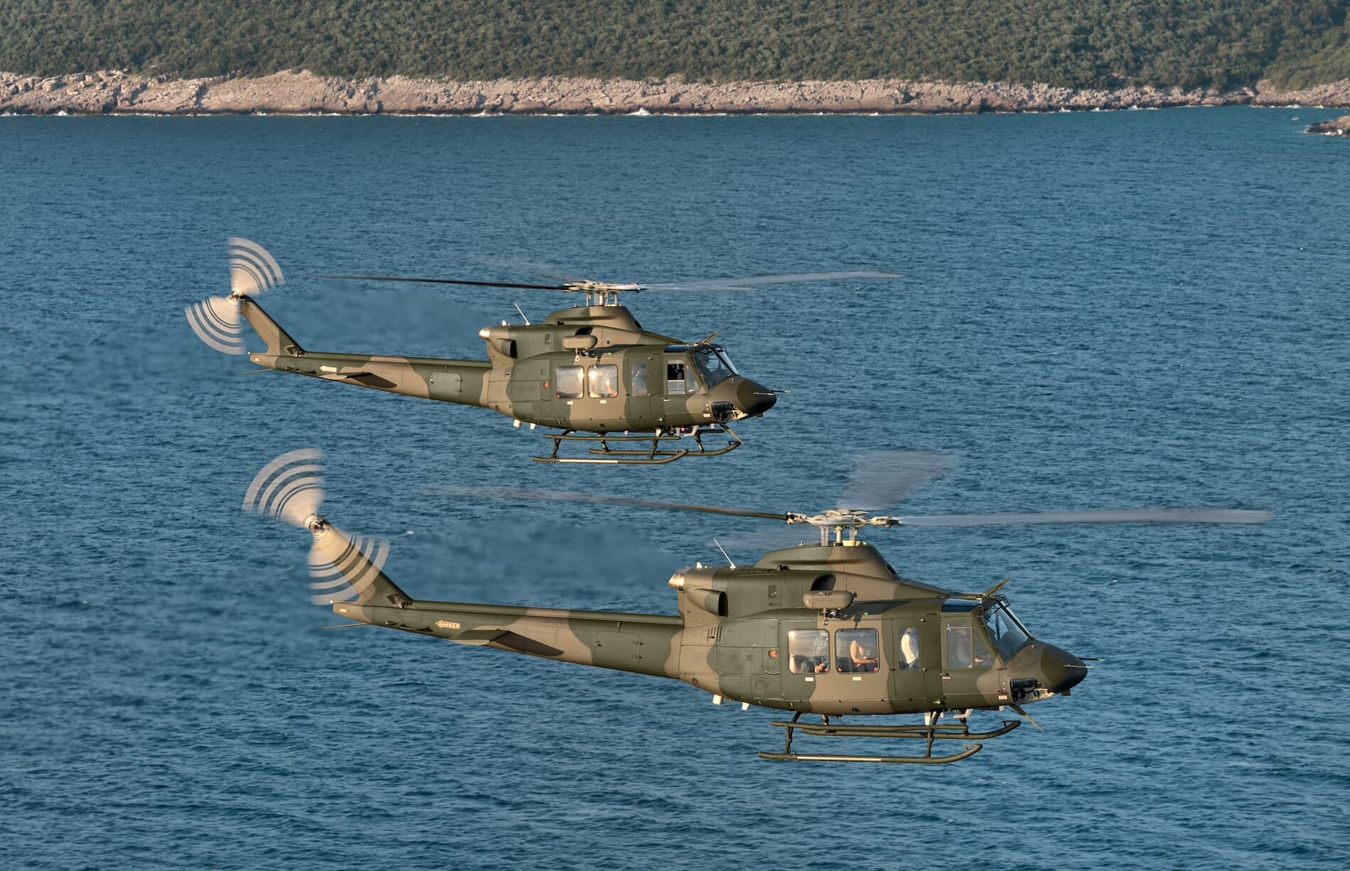 米軍　実物　ヘリ窓　2枚セット送料無料 Bell 412M - 長年の実績に裏打ちされた、耐久性と信頼性に優れた