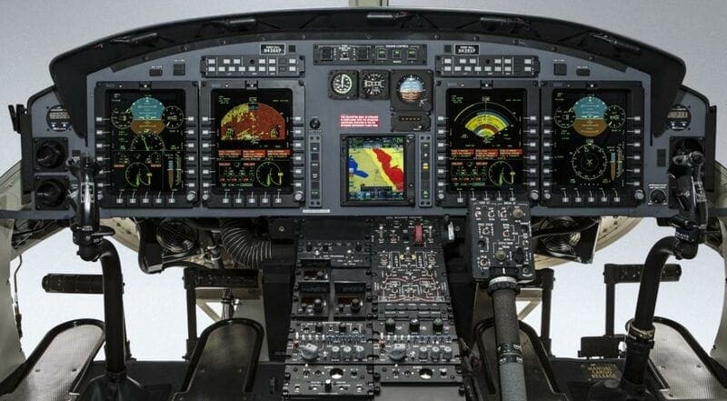 ウェブ標準 412 EPI機内コックピット02
