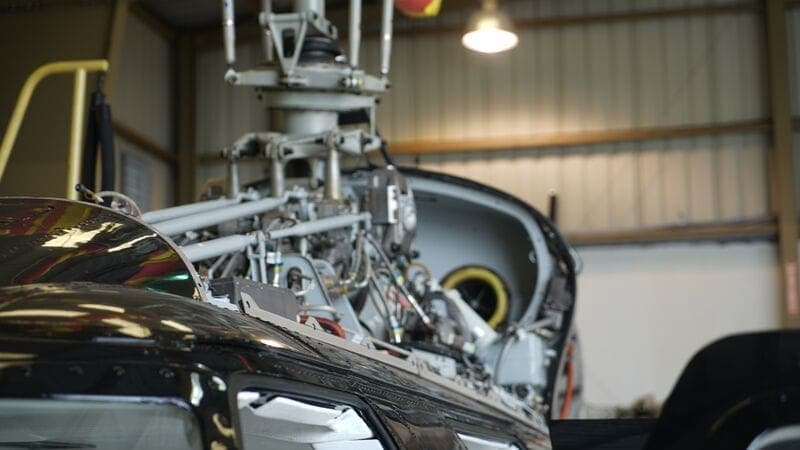 メンテナンス格納庫にあるBell航空機