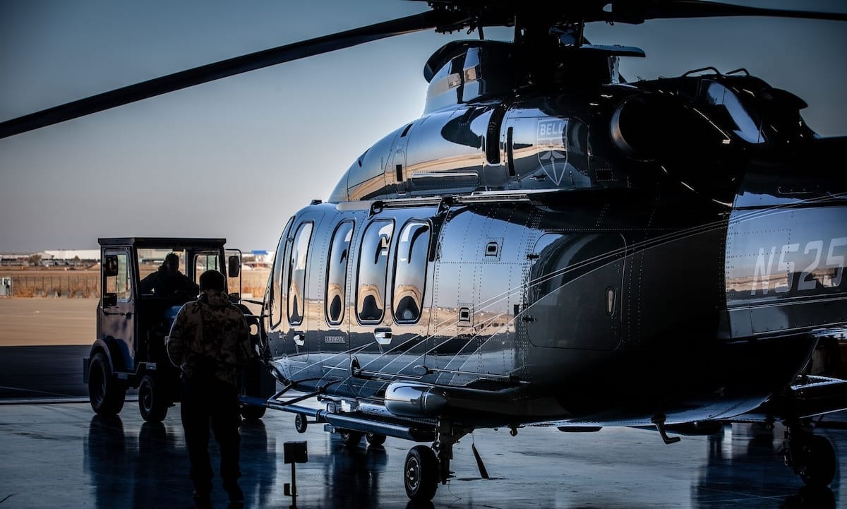 格納庫内の Bell 525