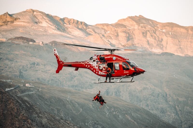 患者を吊り上げる飛行中の Air Zermantt