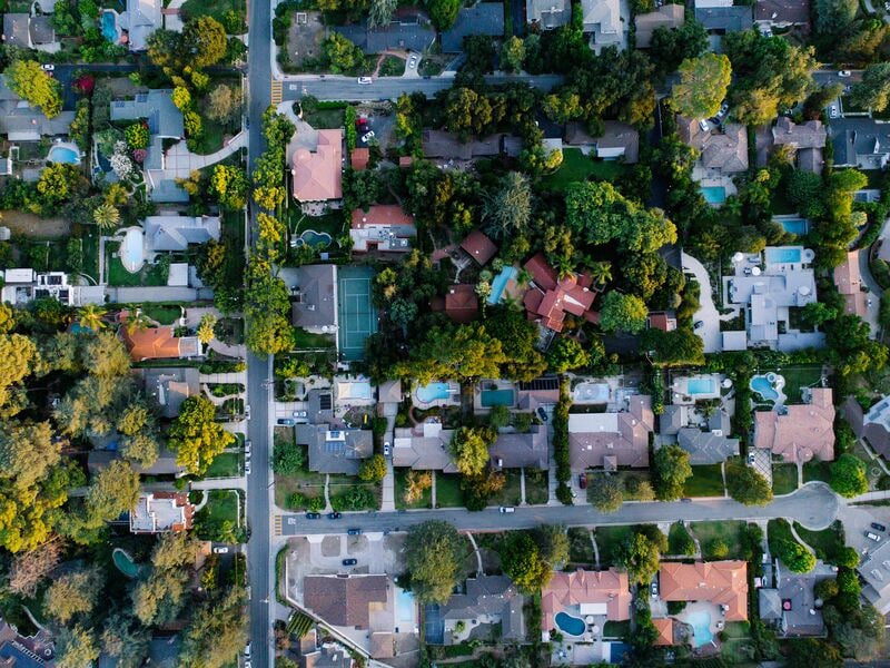 住宅街を垂直に見下ろす画像